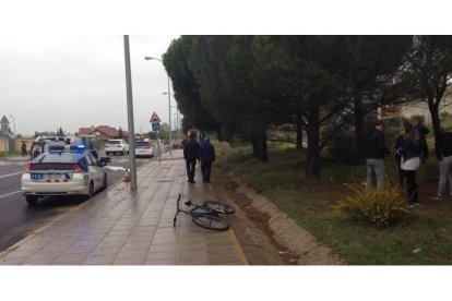 La bicicleta del joven atropellado a escasos metros del lugar donde se produjo el accidente.