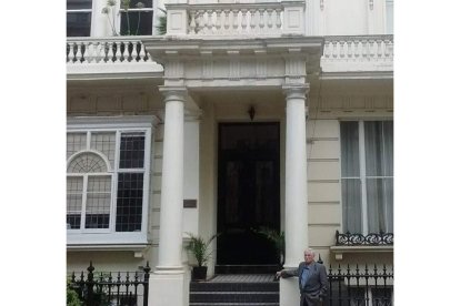 El leonés Francisco Robles en el edificio que fue el primer Hogar Español en Londres. GAITERO