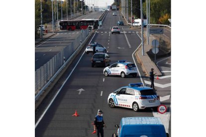 Control policial a la altura del cruce que será rotonda. ARCHIVO