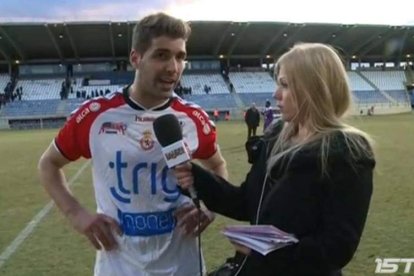 Puri Peláez entrevista al jugador de la Cultural Iván Garrido en la emisión de un partido