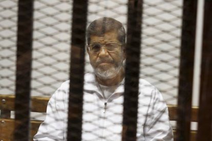 Imagen del expresidente Mohammed Mursi encarcelado tomada el 8 de mayo del 2014.