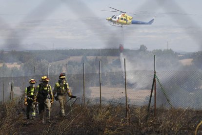 Equipos de extinción de incendios trabajando. FERNANDO OTERO PERANDONES