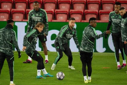 El Real Madrid se ejercitó ayer en Anfield, escenario donde hoy se medirá al Liverpool. PETER POWELL