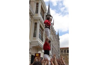 Imágenes tomadas en la plaza de Botines de León durante la construcción de la primera torre humana que se levantó como terapia laboral.