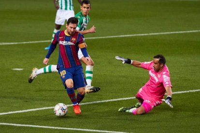 Messi saltó al campo en la segunda mitad, hizo dos goles y reactivó al Barcelona. ALEJANDRO GARCÍA