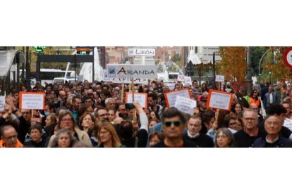 Manifestación de este lunes en León. FERNANDO OTERO PERANDONES