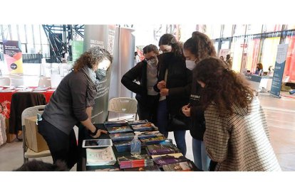 Imagen de estudiantes de bachillerato en una feria de la Universidad. MARCIANO PÉREZ