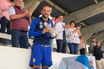 Yuri, como capitán, recoge el trofeo para la Deportiva en el trofeo de Ribadeo. SDP