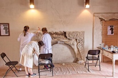 Alumnos de la Escuela de Arte de León en los trabajos en Grajal.