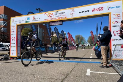 Llegada a meta de los primeros en la prueba de ultramaraton. RAMÓN FIDALGO