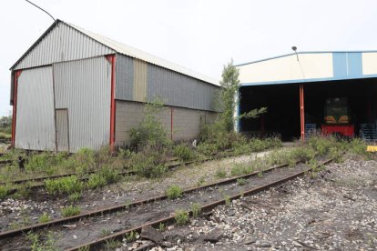 Instalaciones del ferrocarril próximas a la antigua estación de tren de Cubillos del Sil. L. DE LA MATA