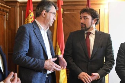 El presidente de la Diputación de León, Juan Martínez Majo (i), durante la reunión que ha mantenido con el director general de la Fundación Icamcyl (Centro Internacional de materiales avanzados y materias primas de Castilla y León), Santiago Cuesta, para