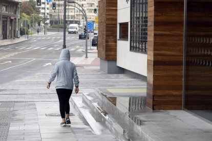 Una persona pasa junto a la estación de tren de León. MARCIANO PÉREZ