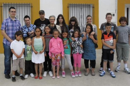 La profesora Margarita Carbón rodeada de alumnos de los pueblos de Arganza y Canedo.