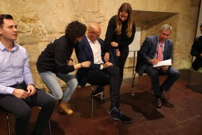 Alfonso Cendón, Diez, el moderador y director de Diario de León, Joaquín S. Torné, y Diego Moreno, el miércoles, antes del debate. RAMIRO