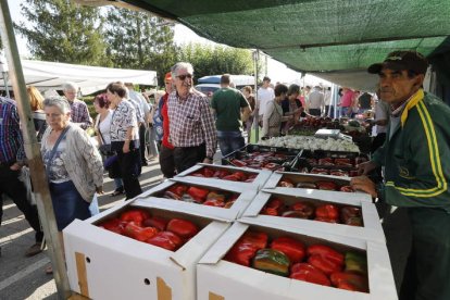 La feria no se celebrará; a la derecha el sello que identificará a los productores locales. MARCIANO