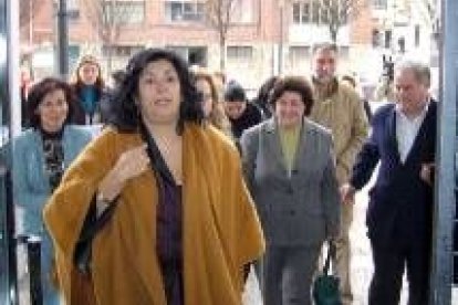 Almudena Grandes, a su llegada a la Casa de la Cultura de Fabero, donde participó en una tertulia