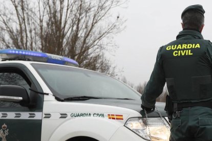 La Guardia Civil ha detenido a un hombre por proferir amenazas a sus vecinos de Carbajal de la Legua  a través de un vídeo en Instagram mientras disparaba con un arma en dos ocasiones.