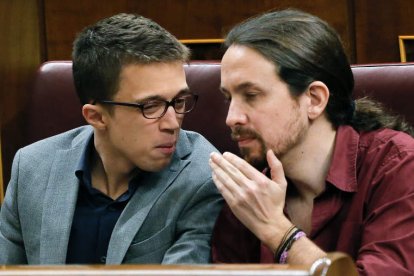 Íñigo Errejón y Pablo Iglesias conversan en sus escaños en el Congreso de los Diputados. BALLESTEROS