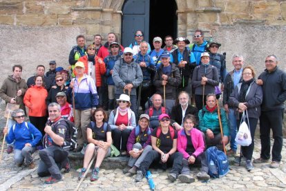 El grupo posa ante la Puerta del Perdón de la iglesia de Santiago de Villafranca. MACÍAS