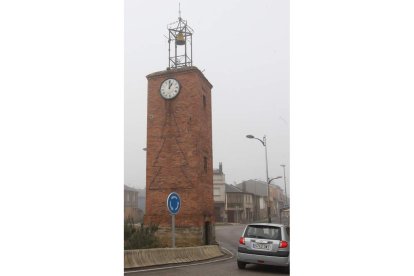 El indiano Ángel Fernández Ribera costeó la torre en 1926.