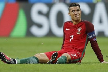 Cristiano, en el suelo después de sufrir el fuerte golpe en la rodilla que le hizo abandonar el campo.