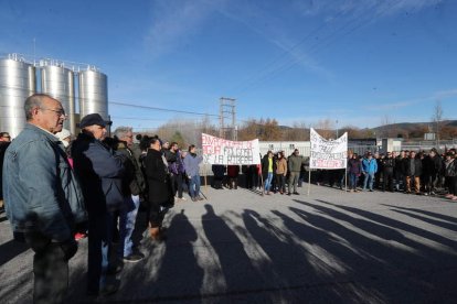 Trabajadores, familiares y vecinos de Folgoso se manifestaron ayer ante la planta. ANA F. BARREDO