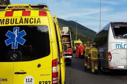 Efectivos de emergencias trabajan en el accidente de la C-17 a la altura de La Garriga.