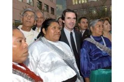 Aznar posa con un grupo de mujeres indigenas ayer en México