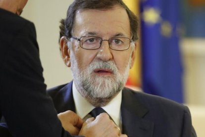 Mariano Rajoy se prepara para conceder una entrevista.