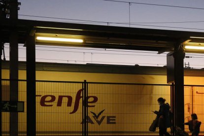 Viajeros en la estación de tren de León. FERNANDO OTERO