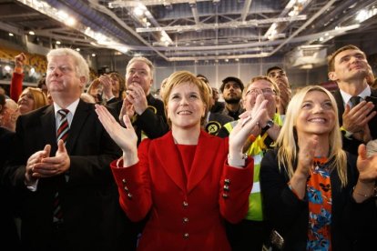 Nicola Sturgeon sigue el recuento de votos en la sede del Partido Nacionalista Escocés (SNP), anoche en Glasgow.