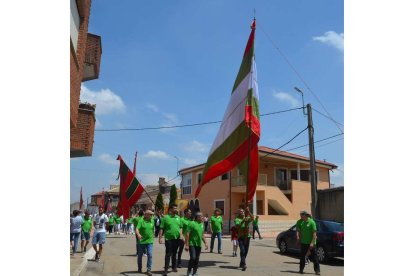 La plaza de toros de Pobladura ayer, llena hasta la bandera. MEDINA