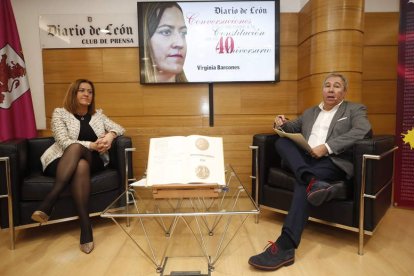 Virginia Barcones y Joaquín S. Torné, director de Diario de León, en el debate sobre la Constitución.