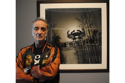 El fotógrafo Alberto García Alix ante una de sus obras.