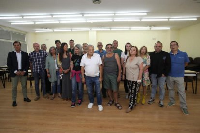 Representantes de los 22 colectivos y entidades que se han unido en defensa de los valores endógenos del Bierzo. L. DE LA MATA