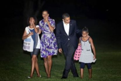 Barack Obama, junto a su esposa y sus dos hijas, Malia y Sasha