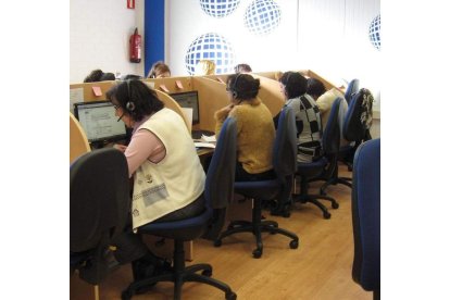 Varias trabajadores del call center CC&CC de Bembibre, en una imagen de archivo.