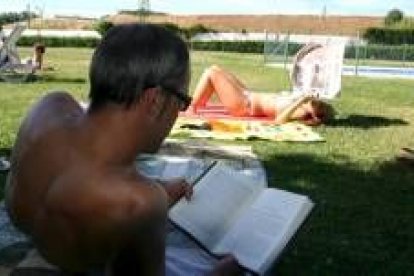 Cada vez hay más personas que hacen uso del préstamo de libros y prensa en las piscinas municipales