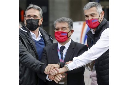 Joan Laporta junto a Enric Masip (d) y Valero Rivera. ANDREU DALMAU