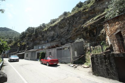 El perímetro del talud está delimitado únicamente por unas cintas plásticas. L. DE LA MATA