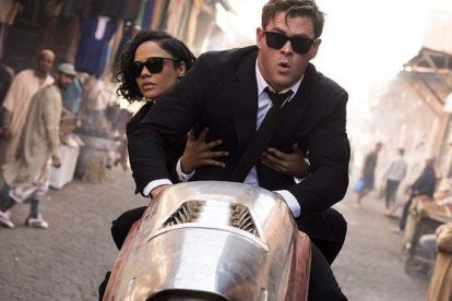 Chris Hemsworth y Tessa Thompson, en Men in black: International.