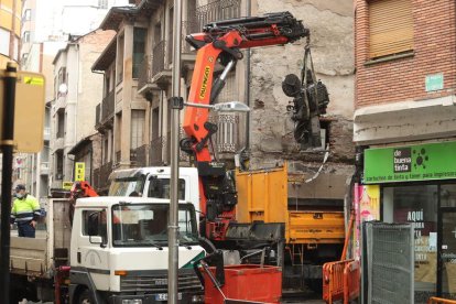 El primer proyector al ser transportado por una grúa. L. DE LA MATA