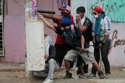 Un grupo de manifestantes se enfrentan a la policía en Managua