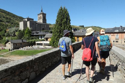 Peregrinos a su paso por la playa fluvial de Molinaseca. REDACCIÓN