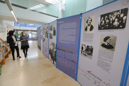 Adelina Rodríguez y Pilar Marqués, en la inauguración de la exposición. ANA F. BARREDO