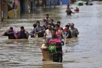 Familias abandonan sus pueblos en la zona de Srinagar tras las lluvias.