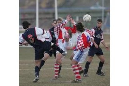 Dos jugadores del Puente disputan el balón, ayer contra el Areosa