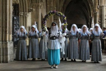 La Sotadera y las Cantaderas entran en el clausto de la Catedral.