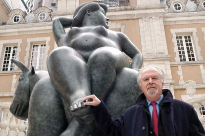 Botero ante una de sus obras. ANDY RAIN